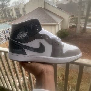 Brand new 2024 Air Jordan 1 Mid SE 'Patent Cool Grey'
